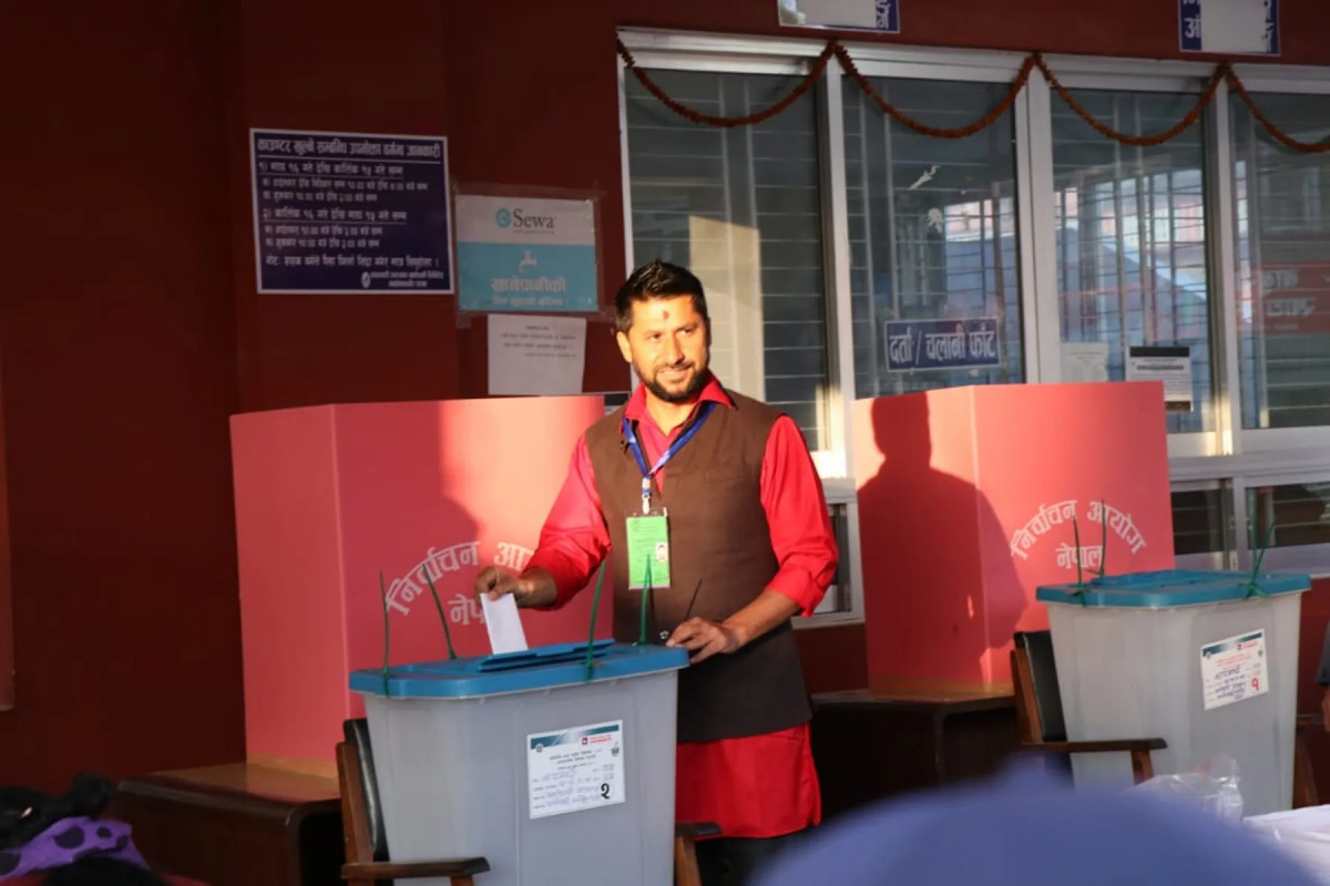 स्वतन्त्र पार्टीका सभापति रवि लामिछानेले प्रदेशसभाको मतपत्रमा स्वस्तिक छाप नलगाई मत खसाले