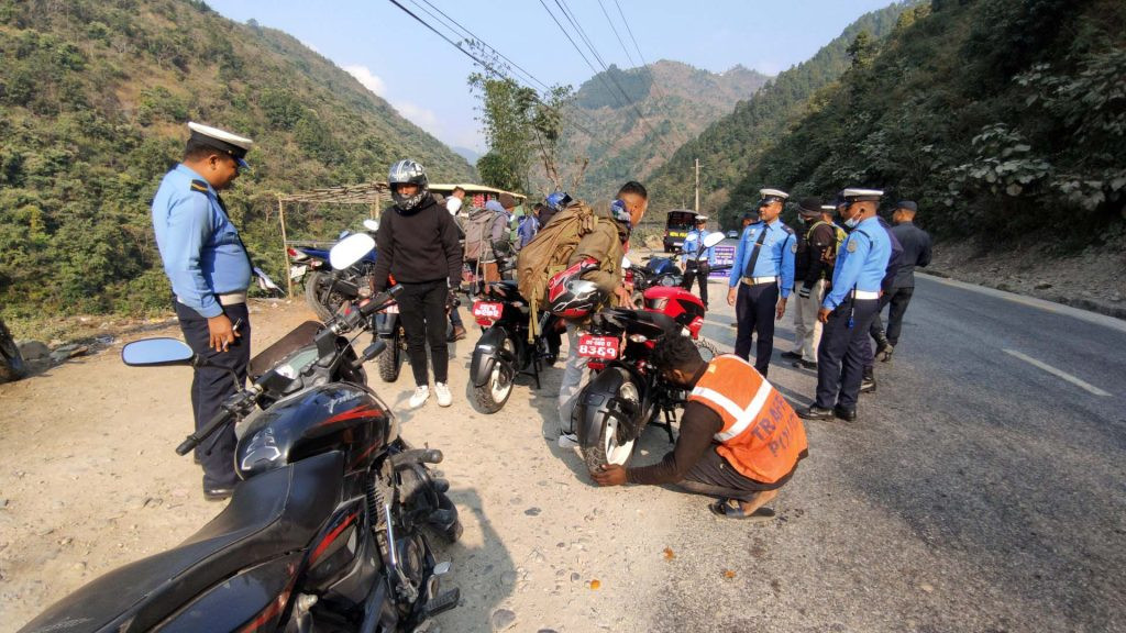 मुग्लिनमा प्रहरीद्वारा सवारी साधनको यान्त्रीक चेकजाच