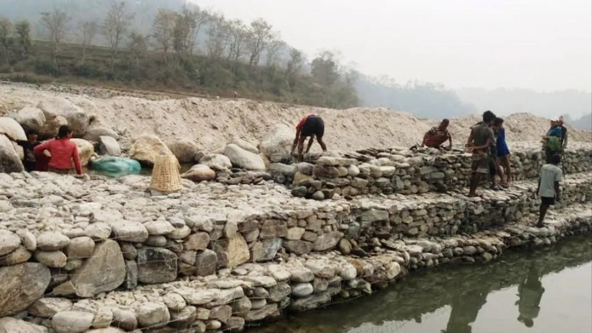 चितवनको खैरहनी स्थित ढुङ्ग्रे खोलामा तटबन्ध निर्माण थालियो