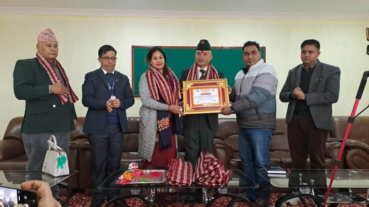 युवतीलाई बलात्कृत हुनबाट जोगाउने साहसिक भूपू सैनिक विष्णुप्रसाद श्रेष्ठ रत्ननगरमा सम्मानित