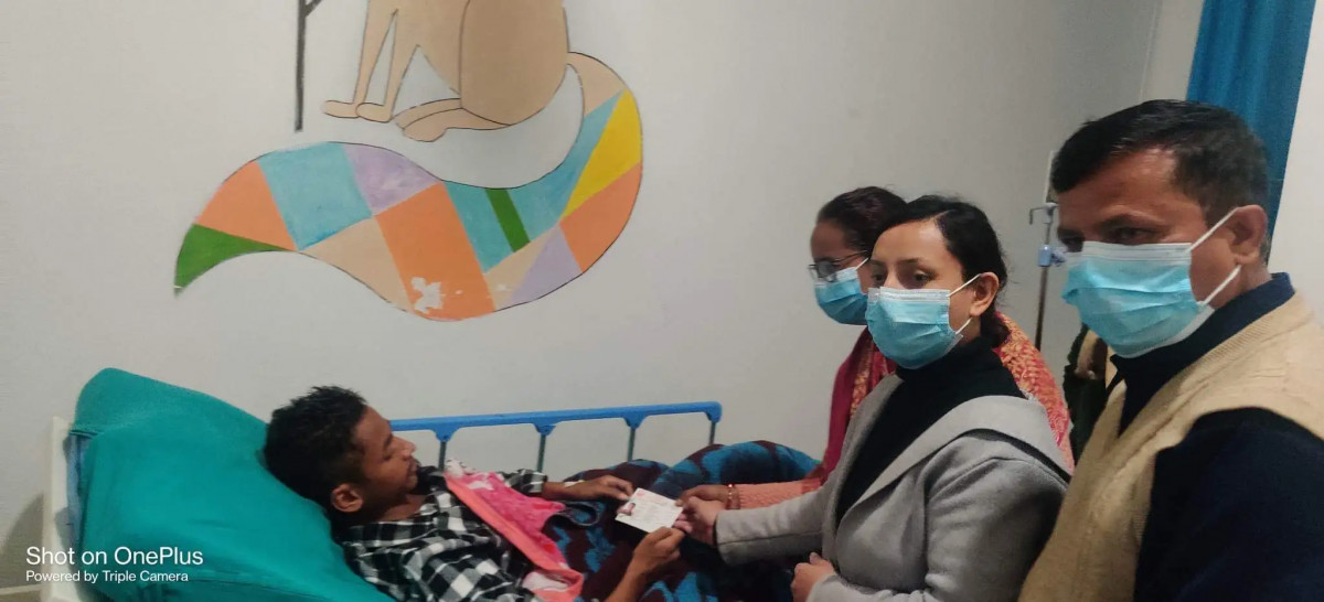 उपचारमा समस्या भएपछि माडीका जनप्रतिनिधिको पहलमा अस्पतालको बेडमै पुगेर दिइयो नागरिकता