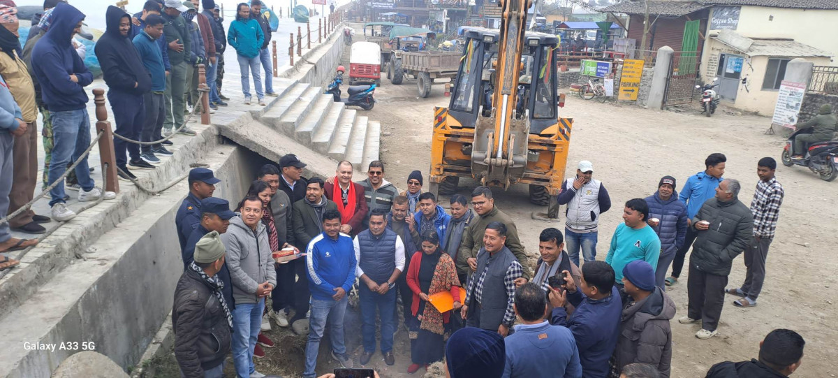 सौराहालाई दोस्रो पर्यटकीय गन्तव्य बनाउने गरी बन्न लागेको नमुना पर्यटकीय मार्गको शिलान्यास