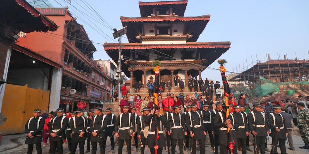 बसन्तपुरमा ठड्याइयो चीर, सुरु भयो होली