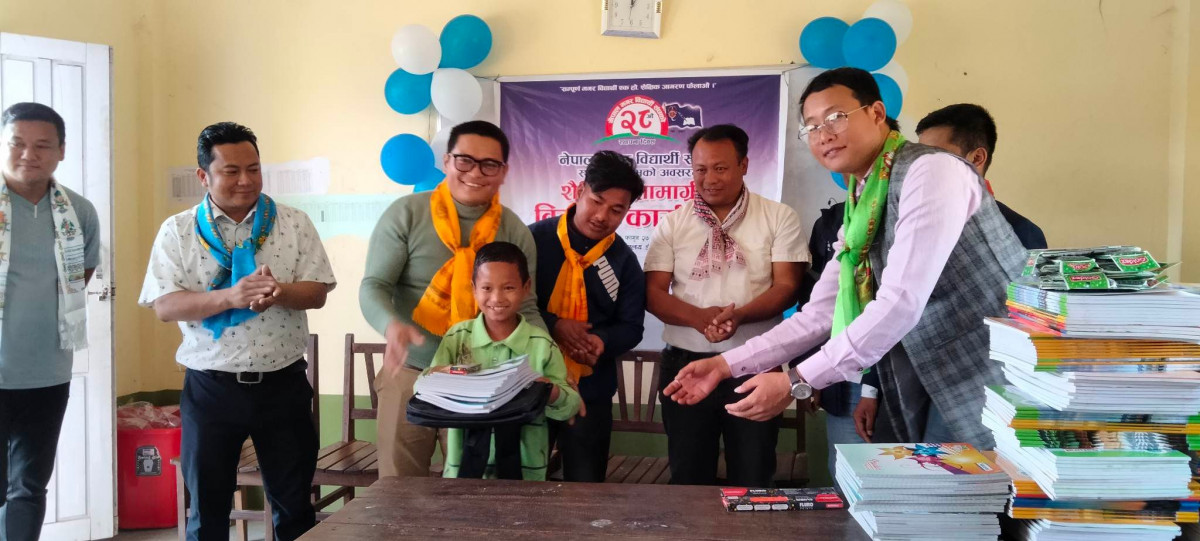 रानीखोलाका विद्यार्थीलाई मगर विद्यार्थीको शैक्षिक सामग्री 