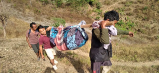 आँबुखैरेनीको एउटा यस्तो गाउँ जहाँ सडकको पहुँच नहुदाँ सुत्केरीलाई अस्पताल लैजान डोलीमा बोक्नुपर्ने बाध्यता
