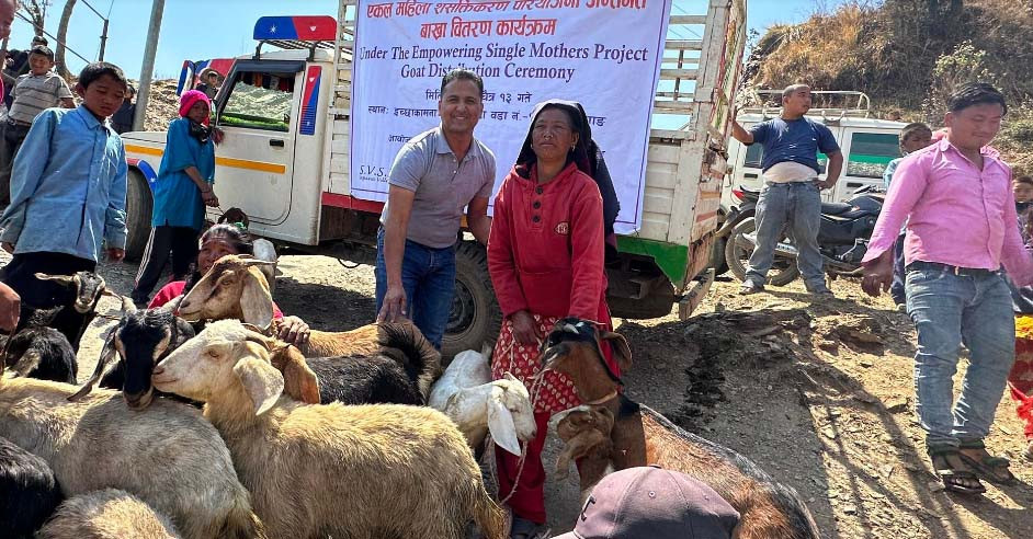 आयआर्जनका लागि इच्छाकामना १ का चेपाङ समुदायका एकल महिलालाई बाख्रा वितरण