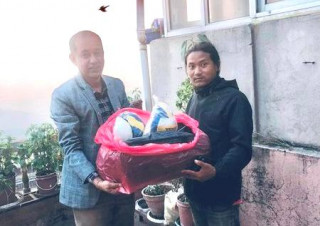 सांसद रामचन्द्र बजगाईँद्वारा ताक्लुङको आनन्द देवी युवा क्लवलाई खेलकुद सामग्री प्रदान