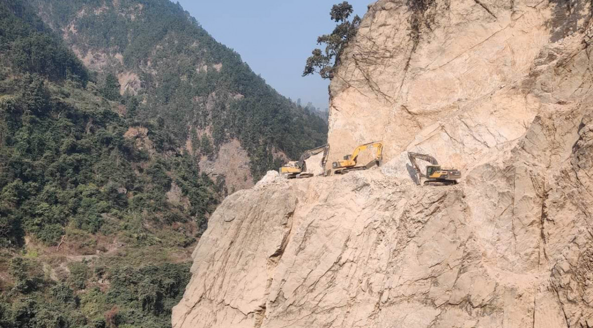 कात्तिकपछि मात्रै विस्फोट गरेर मुग्लिन–नारायणगढ सडकस्थित तुइन भिरको भिर काटिने