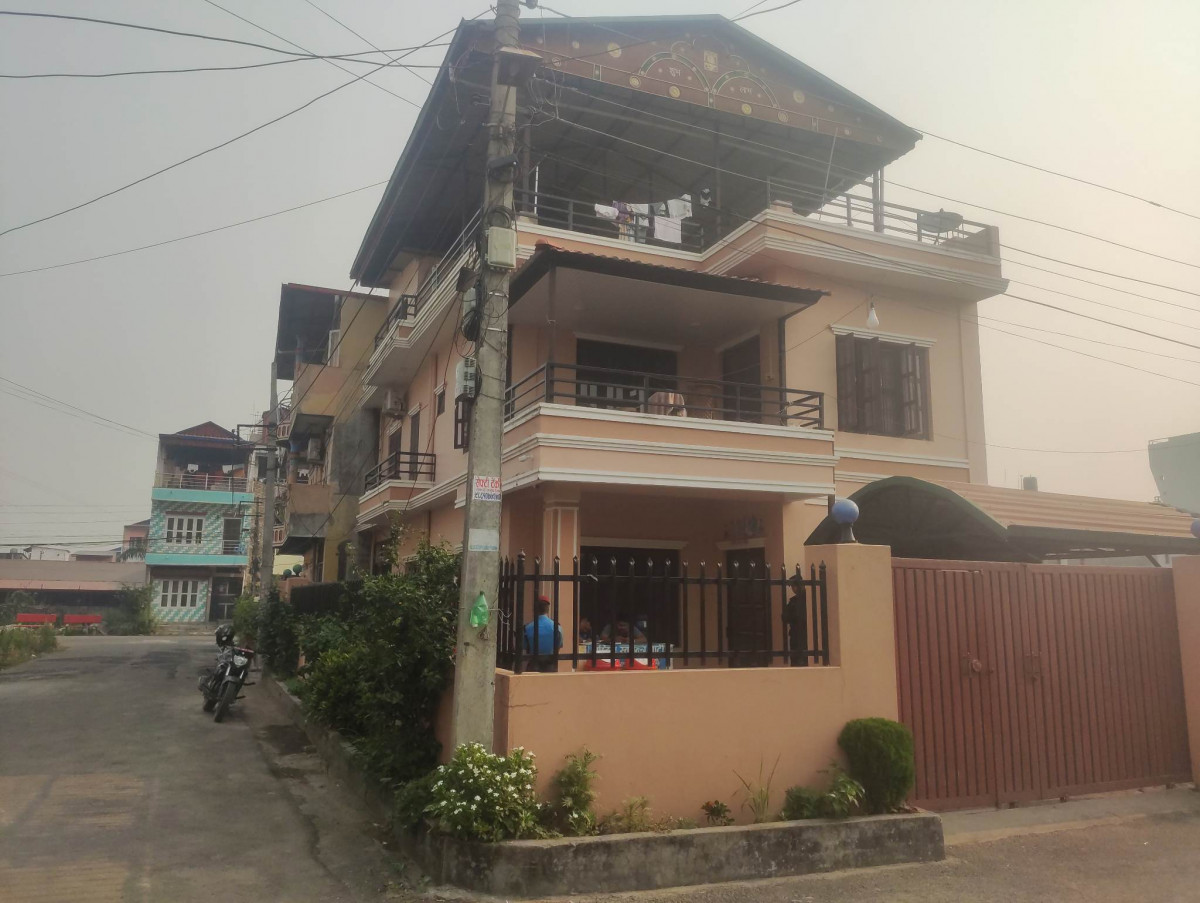 रवि लामिछानेको गाडी चालक ३ तला माथि घरको छतबाट खसेर गम्भिर घाइते