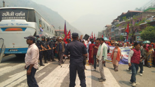 मुग्लिन बजार चोकको मुख्य सडकमा धर्ना बसेका लघुवित्त पिडित माथि प्रहरीद्वारा अश्रुग्याँस प्रहार, १ जना घाईते