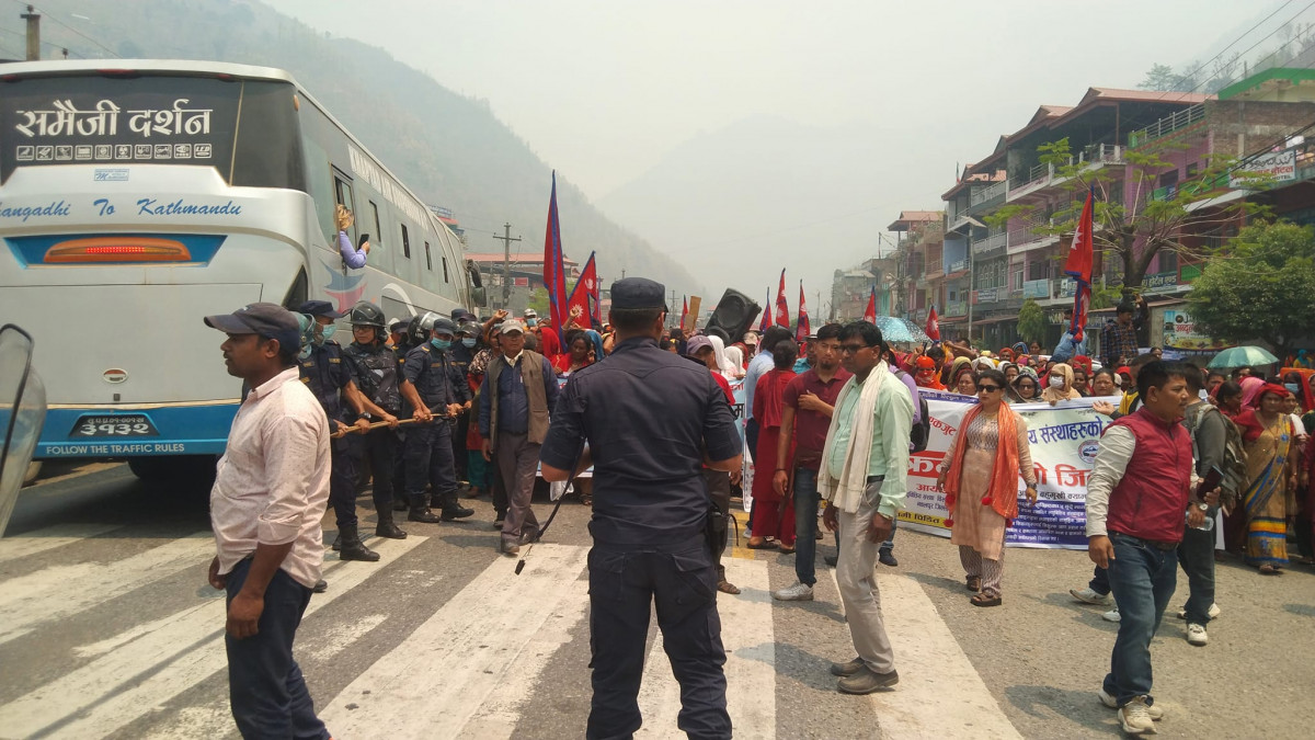 मुग्लिन बजार चोकको मुख्य सडकमा धर्ना बसेका लघुवित्त पिडित माथि प्रहरीद्वारा अश्रुग्याँस प्रहार, १ जना घाईते