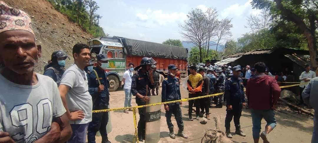 आँबुखैरेनी–डुम्रे सडकखण्ड अन्तर्गत बन्दीपुरको याम्पामा घरमा ट्रक ठोक्कियो ३ जनाको मृत्यु, ५ जना घाइते