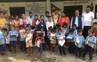 इच्छाकामना ४ का वडाध्यक्ष रुद्रप्रसाद उप्रतीद्वारा जन्मदिनमा शैक्षिक सामाग्री वितरण