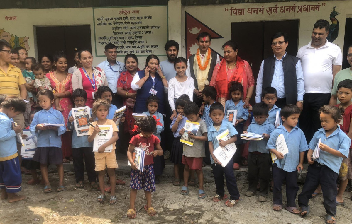 इच्छाकामना ४ का वडाध्यक्ष रुद्रप्रसाद उप्रतीद्वारा जन्मदिनमा शैक्षिक सामाग्री वितरण