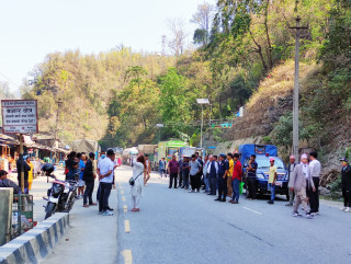 चितवनमा बन्दका कारण मुग्लिनमै रोकिए लामो दुरीका गाडीहरु