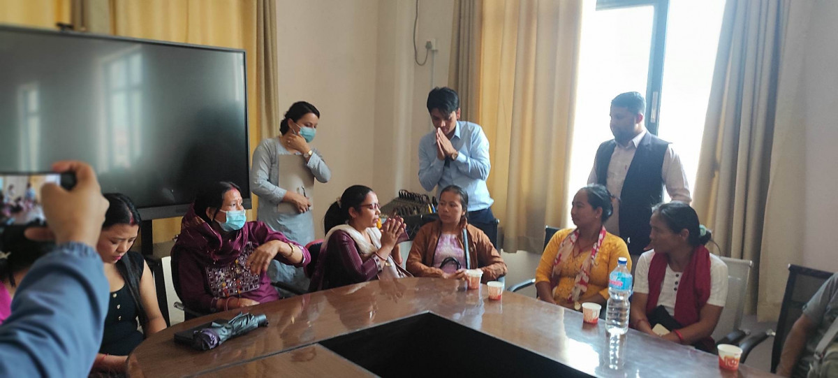 बिरामीलाई औषधी उपचार खर्च र परिचयपत्र वितरण गर्दै आँबुखैरेनी गाउँपालिका