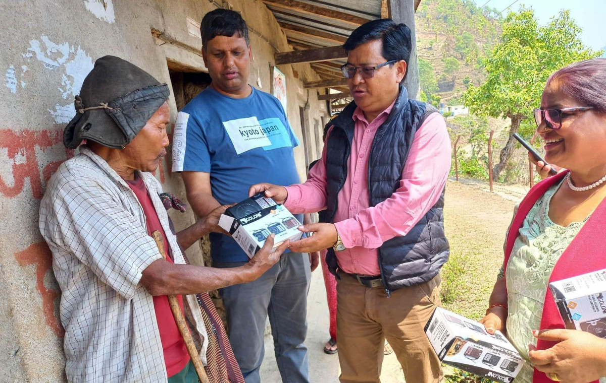 विपन्न समुदायलाई रेडियो वितरण गर्दै इच्छाकामना गाँउपालिका