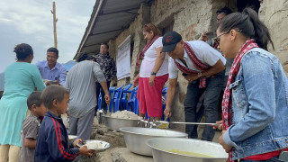 इच्छाकामनाका चेपाङ बालबालिकालाई सपना भिलेजले खुवायो विद्यालयमै खाना
