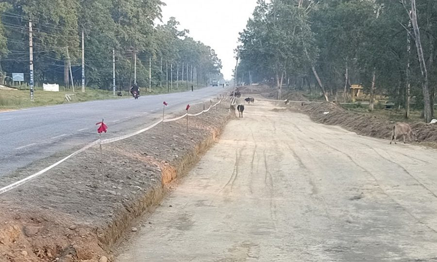 नारायणगढ–बुटवल सडक विस्तार : मासिए वरपिपलका चौतारा, भत्किए प्रतिक्षालय