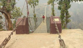 झोलुङ्गे पुललाई केन्द्रित गरी पर्यटनका योजना ल्याउदै आँबुखैरेनी