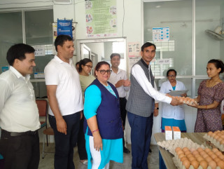 इच्छाकामना गाउँपालिकाद्वारा गर्भवती महिलालाई अण्डा र क्याल्सियम चक्की वितरण