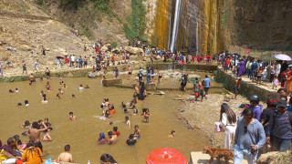 जलविरे लामो झरनामा आउने पर्यटकको संख्यामा अहिलेसम्मकै रेकर्ड ब्रेक, शनिबार एकै दिन १३ सय भन्दा बढि आए