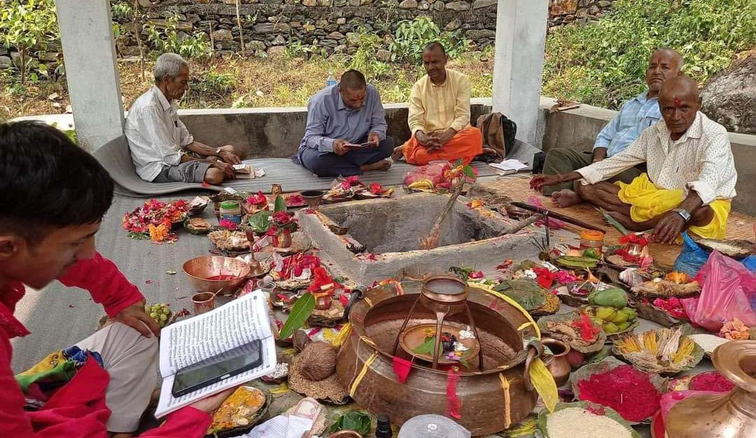 पानी माग्दै आँबुखैरेनी स्थित छिम्केश्वरी मन्दिरमा महादेवको पुजा