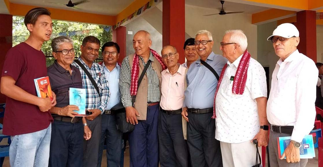 चितवनमा विपश्यना ध्यानका आचार्य अक्कलध्वज गुरुङका दुई पुस्तक सार्वजनिक