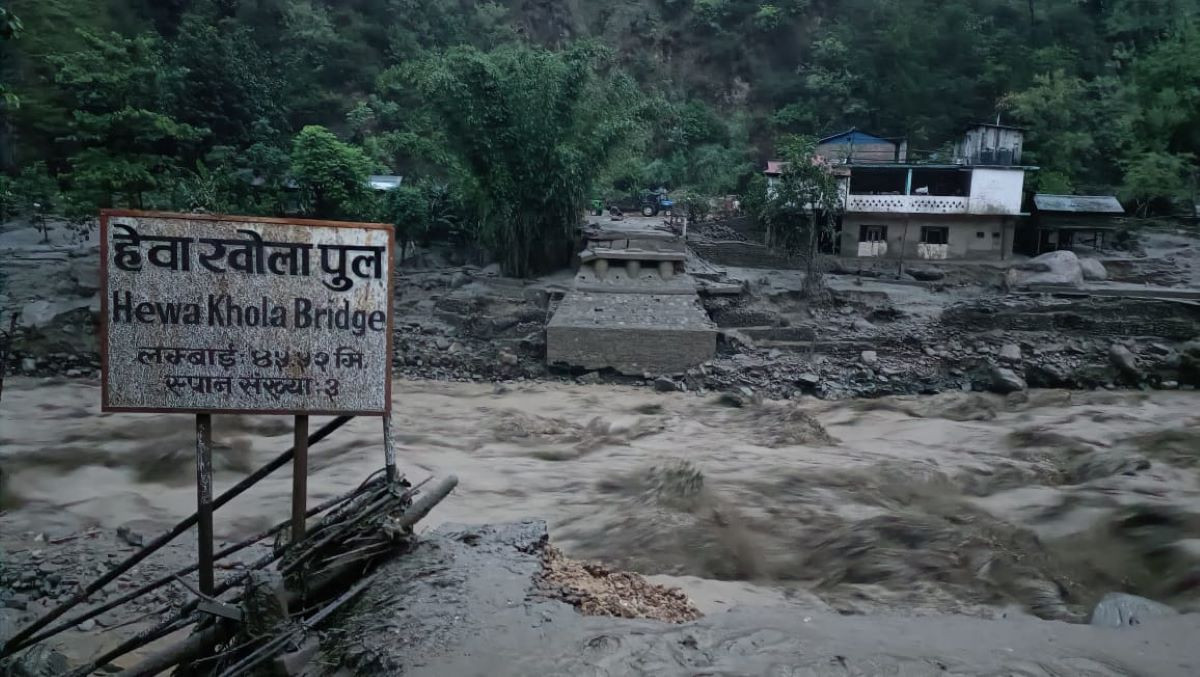 पाँचथरमा बाढीले बगाउँदा ५ जना बेपत्ताः पुल बगाउँदा मेची राजमार्ग अवरुद्ध