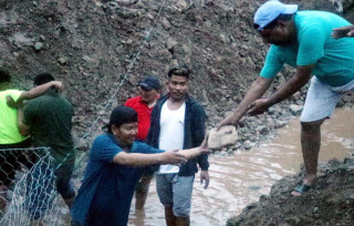 इच्छाकामनाका जनप्रतिनिधि र कर्मचारी पनि जुटे स्थानीयसँगै जनश्रमदानमा