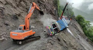 पहिरोले पल्टाएको ट्रक हटाएपछी मुग्लिन-नारायणगढ सडक सुचारु