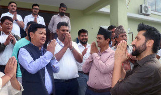 इच्छाकामना गाउँपालिका अध्यक्ष दान बहादुर गुरुङ र सांसद रबि लामिछाने बिच भेटवार्ता