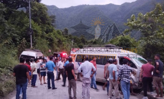 आँबुखैरेनीको साखरमा दुई माईक्रो बस ठोक्कियो, १२ जना घाईते, १ जना गम्भिर