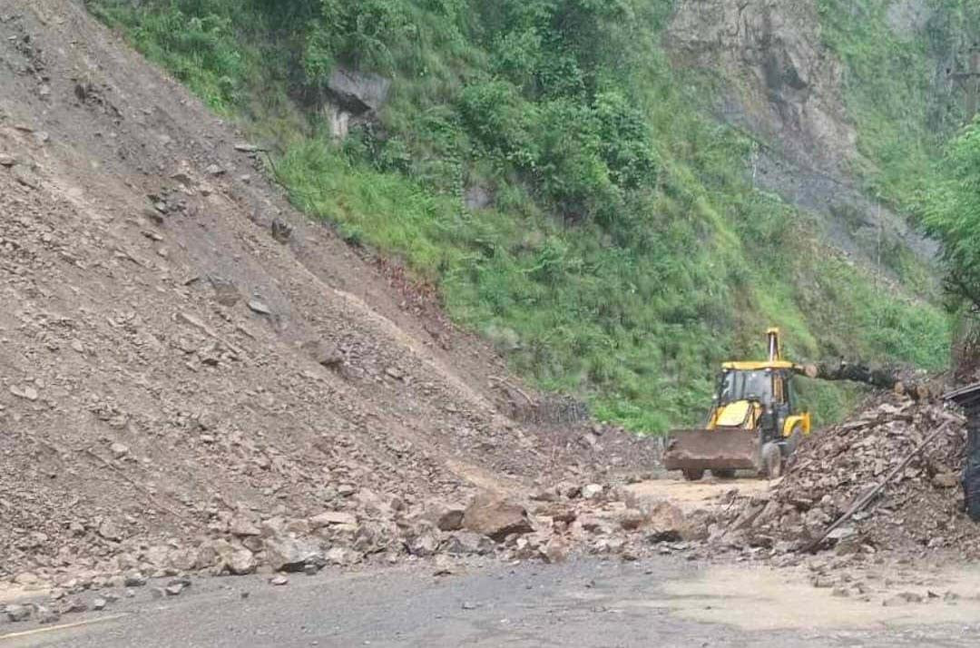 भ्रममा नपर्नुस् पहिरोका कारण मुग्लिन–नारायणगढ सडक अवरुद्ध छैन 