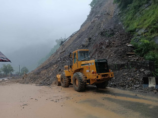 लेदो सहितको पहिरो खस्दा मुग्लिन-नारायणगढ सडक अवरुद्ध, खुल्न ४ घण्टा लाग्ने