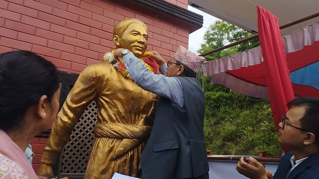 आँबुखैरेनी पारी गोरखा मझुवाको नवनिर्मित गेटमा प्रथम शहिद लखन थापाको सालिक निर्माण