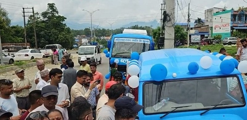 रास्वपाले चितवनमा संचालन गरेको  ‘ब्लु बस’ र ‘एम्बुलेन्स’मा कमजोरी रुट परमिट नलिइ संचालन, यातायातबाट स्वीकृत नलिइ रङ परिवर्तन