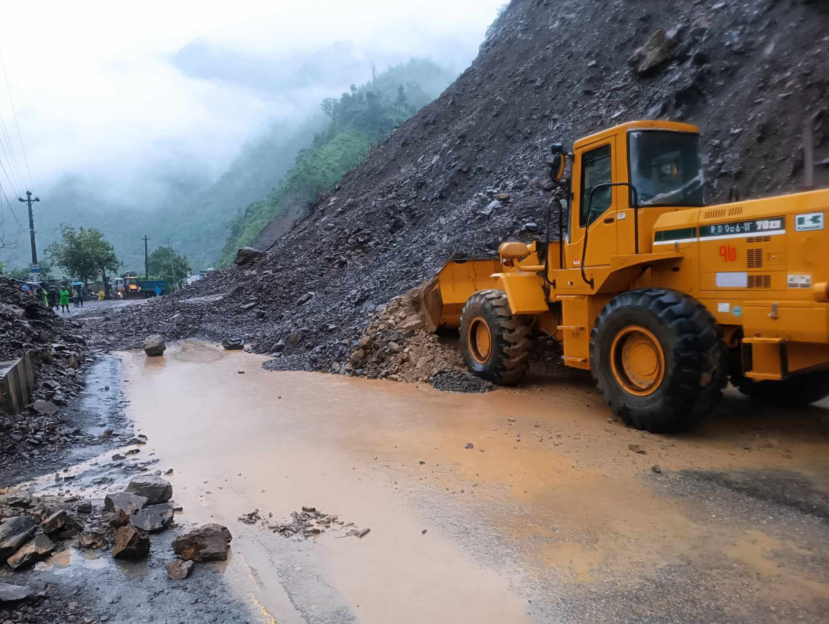एकाबिहानै कालिखोलामा लेदो सहितको पहिरो खस्यो, मुग्लिन–नारायणगढ सडक दुईतर्फी अवरुद्ध