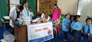 आँबुखैरेनीमा ३ दिने आँखा शिविरः दोस्रो दिन ३ सय १० बालबालिकाको आँखा परीक्षण