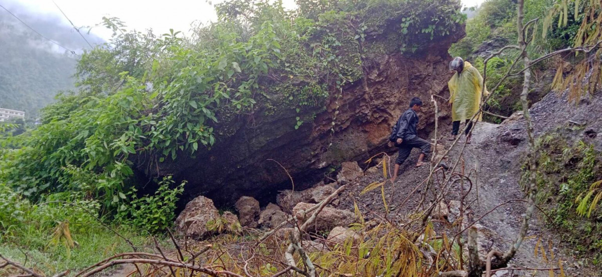 पहिरोले तनहुँको बुद्धसिंह मार्ग एक सातादेखि पूर्ण रुपमा अवरुद्ध