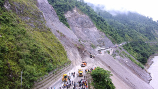 तोपेखोलामा पहिरो खस्यो, मुग्लिन–नारायणगढ सडकखण्ड एकतर्फी