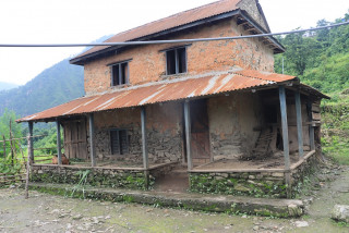 इच्छाकामनाको कुयलघारी र खानीगाउँ रित्तिदै, जीर्ण बन्दै घर