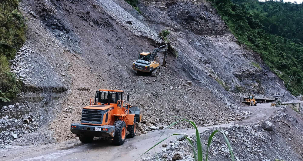 मुग्लिन–नारायणगढ सडकखण्ड साढे ३ घण्टादेखि अवरुद्ध, अझै कम्तीमा १ घण्टा बन्द हुने