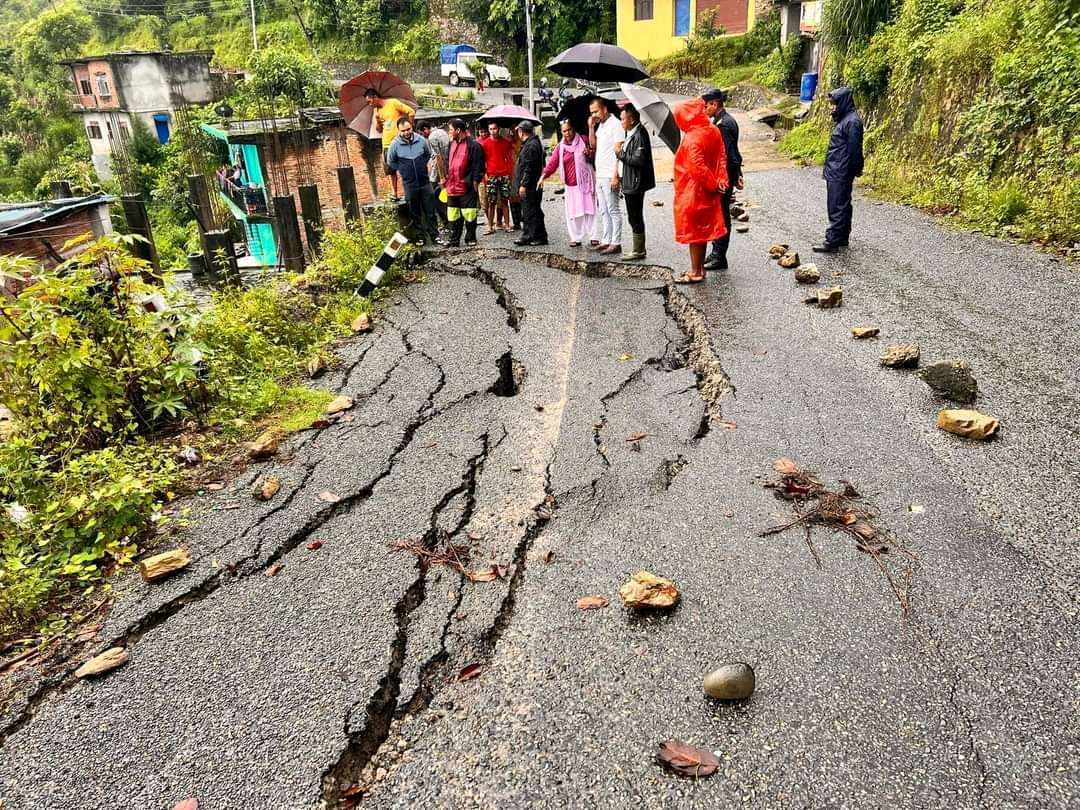 लगातारको वर्षाले शहिद लखनको बुङकोट–नाम्जुङ सडकखण्ड भासियो