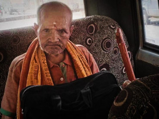 स्थानीय युवाहरुद्वारा आँबुखैरेनीमा अलपत्र परेका वृद्धाको उद्वार 