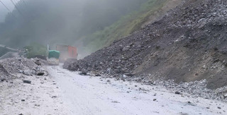 नाम्सी पुलमा पहिरो जादा मुग्लिन–नारायणगढ सडक एकतर्फी