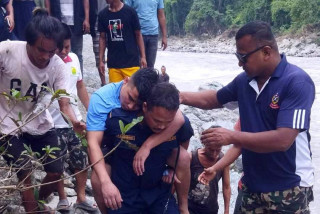 फिस्लिङको नयाँ पुलबाट त्रिशूली नदिमा हामफाल्ने युवालाई प्रहरीले गरे जिवितै उद्वार