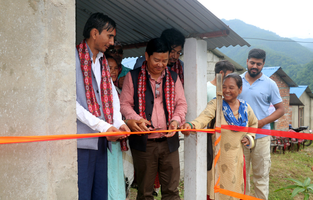 कुरिनटार स्थित भुकम्प प्रभावितहरुको अजिंगरे नयाँबस्तीमा खानेपानी आयोजना हस्तान्तरण