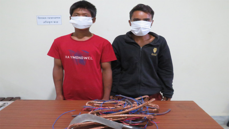 गोरखकाली रबर उद्योगमा तामाको तार चोरी गर्दागर्दै आँबुखैरेनीका २ जना रंगेहात पक्राउ