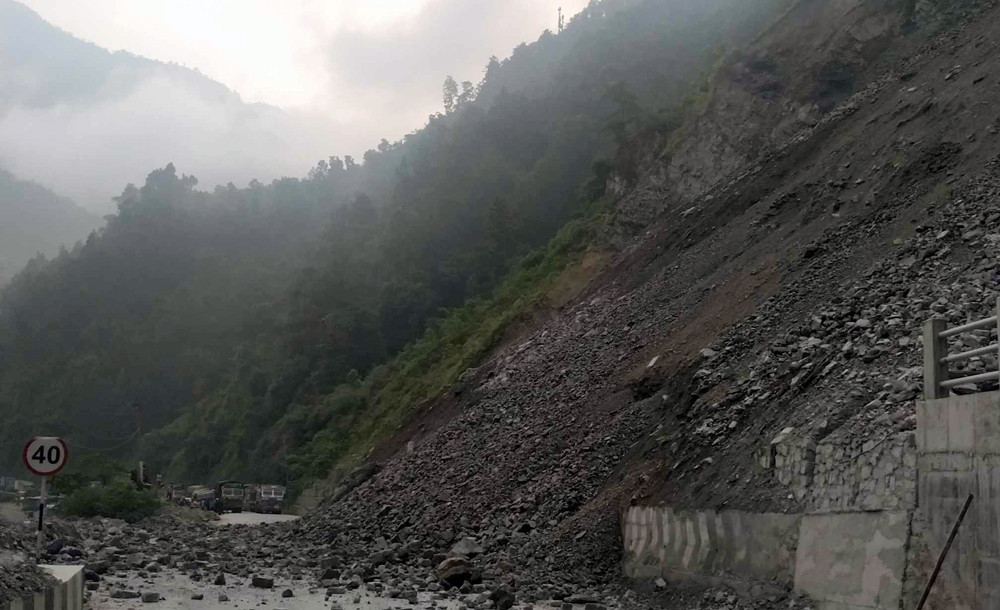 मुग्लिन नजिकै नाम्सिखोला पुलमा सुख्खा पहिरो खस्यो, मुग्लिन–नारायणगढ सडक अवरुद्ध